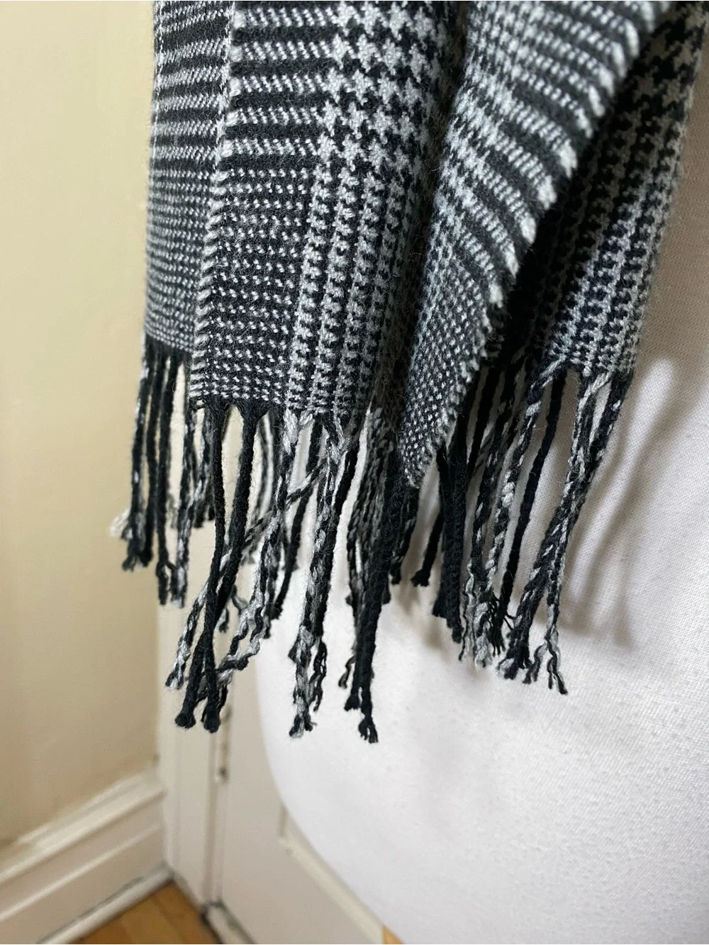 Banana Republic Black White Houndstooth Plaid Fringe Fall Winter Scarf - Unisex